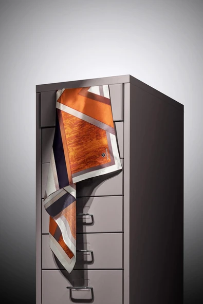 %100 Twill İpek Dokulu Ve Geometrik Desenli Taba - Siyah Renkli 90x90 Eşarp Dikim Şekli : El Dikişi - Resim 5