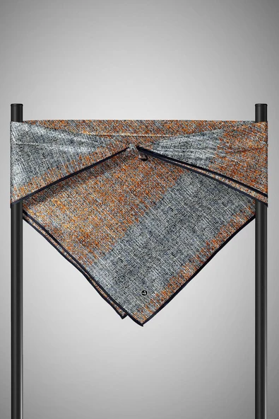 %100 Twill İpek Dokulu Desen Turuncu - Siyah Renkli 90x90 Eşarp Kenar Dikiş Şekli El Dikişli - Resim 2