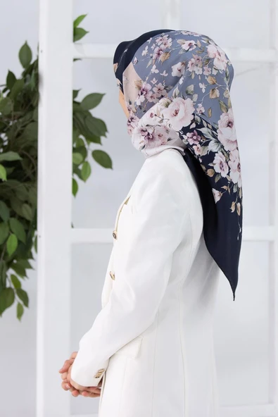 %100 Twill İpek Geometrik Ve Çiçek Desenli Lacivert - Bej Renkli 90x90 Eşarp Dikim Şekli : El Dikişi ürün görseli