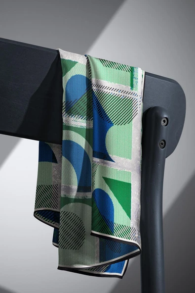 %100 Twill İpek Geometri Desenli Saks - Zümrüt Yeşili Renkli 90x90 Eşarp Kenar Dikiş Şekli El Dikişli - Resim 5