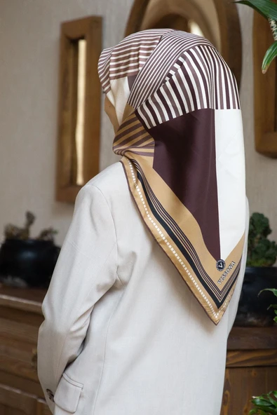 %100 Twill İpek Geometrik Desenli Gold - Kahverengi Renkli 90x90 Eşarp Dikim Şekli : El Dikişi ürün görseli
