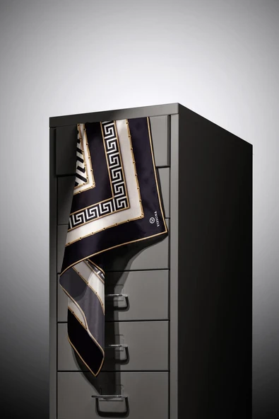 % 57 İPEK % 43 VİSKON Twill İpek Labirent Ve Geometrik Desenli Siyah - Krem Renkli 90x90 Eşarp Dikim Şekli : El Dikişi - Resim 5