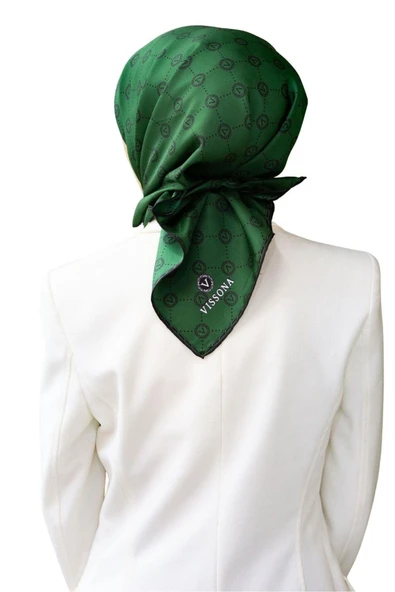 %100 Twill İpek Monogram Desenli Zümrüt Yeşili Renkli 90x90 Eşarp Dikim Şekli : El Dikişi ürün görseli