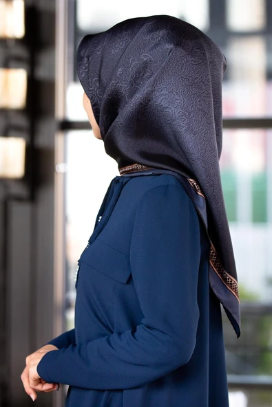 %100 Twill Barok Desenli İndigo Renkli 90x90 Eşarp Dikim Şekli: El Dikişi ürün görseli
