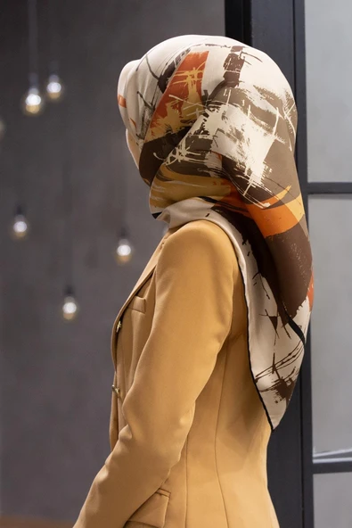 % 57 İPEK % 43 VİSKON Twill İpek Geometrik Desenli Bej - Taba Renkli 90x90 Eşarp Dikim Şekli : El Dikişi ürün görseli