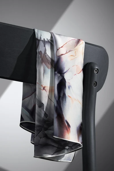 %100 Twill İpek Batik Çiçek Desenli Gri - Bebe Mavisi Renkli 90x90 Eşarp Kenar Dikiş Şekli El Dikişli - Resim 5