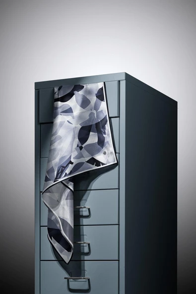 %100 Twill İpek Çiçek Desenli Gri - Siyah Renkli 90x90 Eşarp Dikim Şekli : El Dikişi - Resim 3