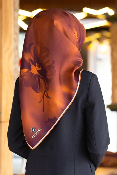 % 57 İPEK % 43 VİSKON Twill İpek Çiçek Desenli Taba Renkli 90x90 Dikim Şekli : El Dikişi Eşarp ürün görseli