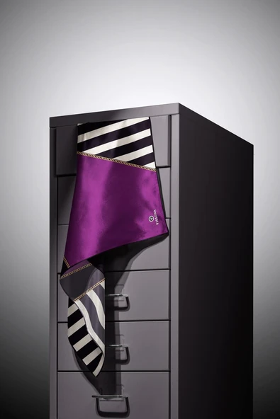 %100 Twill İpek Zincirli Çizgi Desenli Siyah - Mürdüm Renkli 90x90 Eşarp Dikim Şekli : El Dikişi - Resim 5