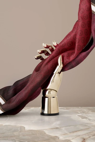 100% Twill İpek Monogram Desenli Bordo Renkli 90x90 Dikim Şekli : El Dikişi Eşarp - Resim 6