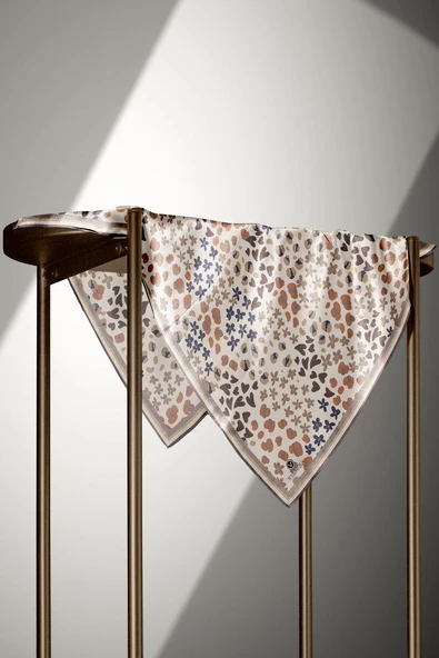 %100 Twill İpek Kalpli Leopar Desenli Bej - Taş Renkli 90x90 Eşarp Dikim Şekli : El Dikişi - Resim 4