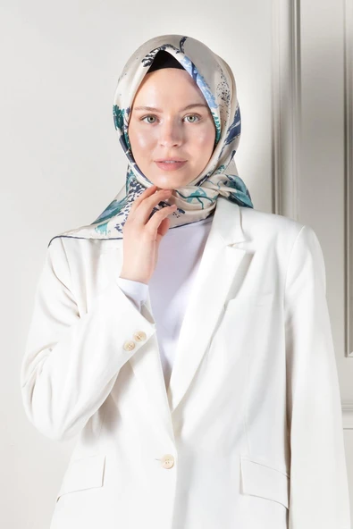 %100 Twill İpek Suluboya Çiçek Desenli Krem - İndigo Renkli 90x90 Eşarp Dikim Şekli : El Dikişi - Resim 4