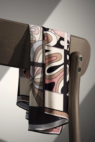 100% Twill İpek Geometrik Desenli Gri - Pudra Renkli 90x90 Dikim Şekli : El Dikişi Eşarp - Resim 4