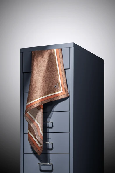 %100 Twill İpek Leopar Desenli Vizon Renkli 90x90 Eşarp Dikim Şekli : El Dikişi - Resim 3