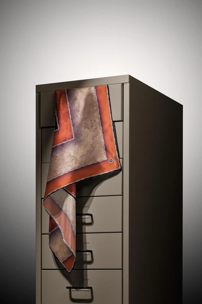 % 57 İPEK % 43 VİSKON Twill İpek Dokulu Geometrik Desenli Taba - Bej Renkli 90x90 Eşarp Dikim Şekli : El Dikişi - Resim 4