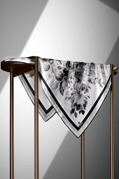 %100 Twill İpek Bahar Çiçekleri Desenli Siyah - Beyaz Renkli 90x90 Eşarp Dikim Şekli : El Dikişi - Resim 3