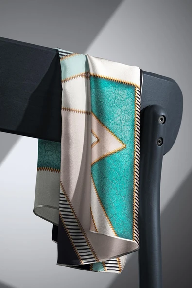 %100 Twill İpek Geometrik Desenli Zümrüt Yeşili - Somon Renkli 90x90 Eşarp Dikim Şekli : El Dikişi - Resim 4