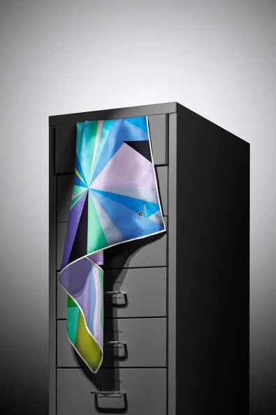 %100 Twill İpek Geometrik Desenli Zümrüt Yeşili - İndigo Renkli 90x90 Eşarp Dikim Şekli : El Dikişi - Resim 4