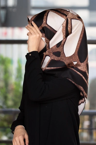 % 57 İPEK % 43 VİSKON Twill İpek Gold Efektli Geometrik Desenli Siyah - Krem Renkli 90x90 Eşarp Dikim Şekli : El Dikişi ürün görseli