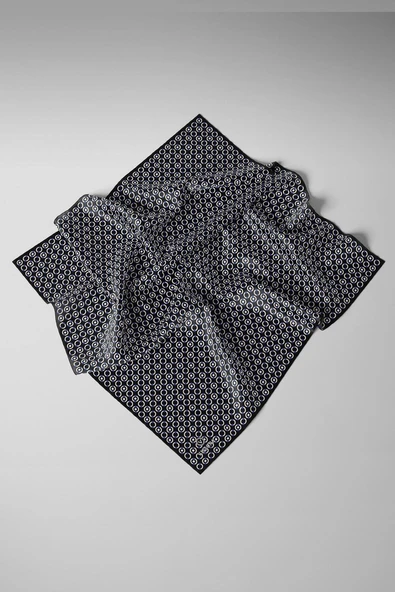 %100 Twill İpek Zincir Desenli Siyah - Saks Renkli 90x90 Eşarp Kenar Dikiş Şekli El Dikişli - Resim 3