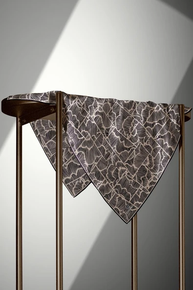 %100 Twill İpek Geometrik Desenli Siyah - Bej Renkli 90x90 Eşarp Dikim Şekli : El Dikişi - Resim 4