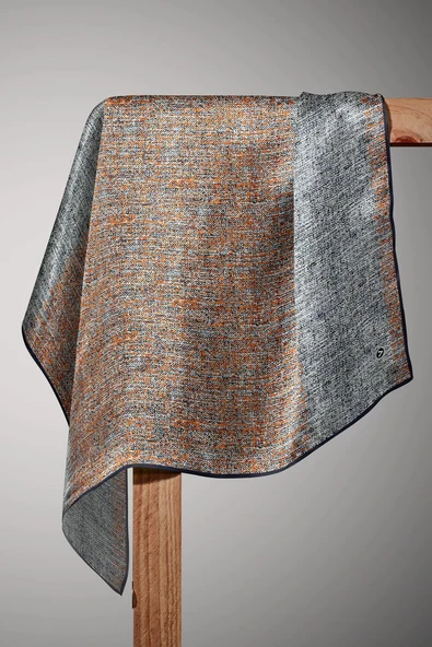 %100 Twill İpek Dokulu Desen Turuncu - Siyah Renkli 90x90 Eşarp Kenar Dikiş Şekli El Dikişli - Resim 3