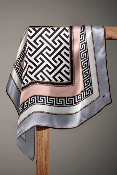 %100 Twill İpek Labirent Ve Geometrik Desenli Gri - Pudra Renkli 90x90 Eşarp Dikim Şekli : El Dikişi - Resim 4