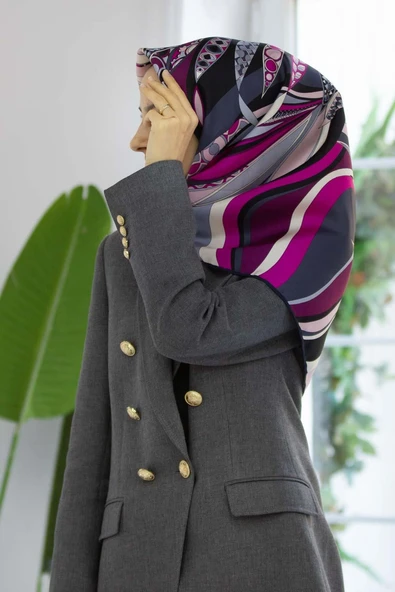 100% Twill Etnik Yaprak Desenli Fuşya Renkli 90x90 Dikim Şekli : El Dikişi Eşarp ürün görseli 1