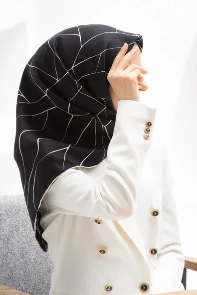 %100 Twill İpek Çizgi Desenli Siyah Krem Renkli 90x90 Eşarp Dikim Şekli : El Dikişi ürün görseli