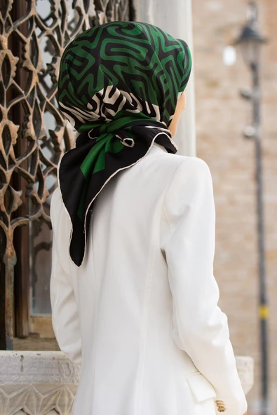 100% Twill İpek Bordürlü Dalga Desenli Siyah - Zümrüt Yeşili Renkli 90x90 Dikim Şekli : El Dikişi Eşarp ürün görseli