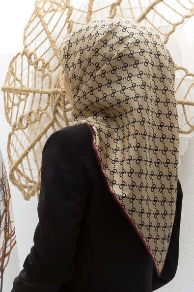 %100 Twill İpek Geometrik Desenli Siyah - Bej Renkli 90x90 Eşarp Dikim Şekli : El Dikişi ürün görseli