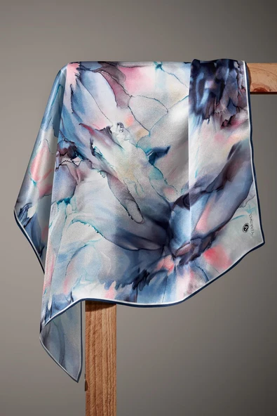 %100 Twill İpek Batik Çiçek Desenli Bebe Mavisi - Pudra Renkli 90x90 Eşarp Kenar Dikiş Şekli El Dikişli - Resim 4