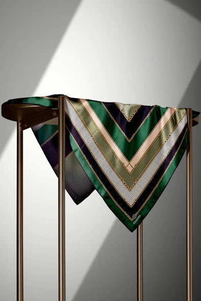 %100 Twill İpek Zincir Detaylı Geometrik Desenli Zümrüt Yeşili - Siyah Renkli 90x90 Eşarp Dikim Şekli : El Dikişi - Resim 4