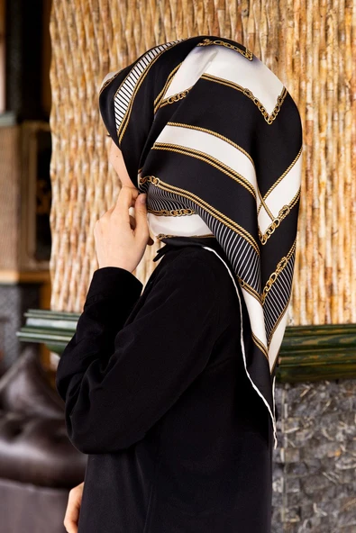 %100 Twill İpek Zincir Detaylı Geometrik Desenli Siyah - Krem Renkli 90x90 Eşarp Dikim Şekli : El Dikişi ürün görseli 1