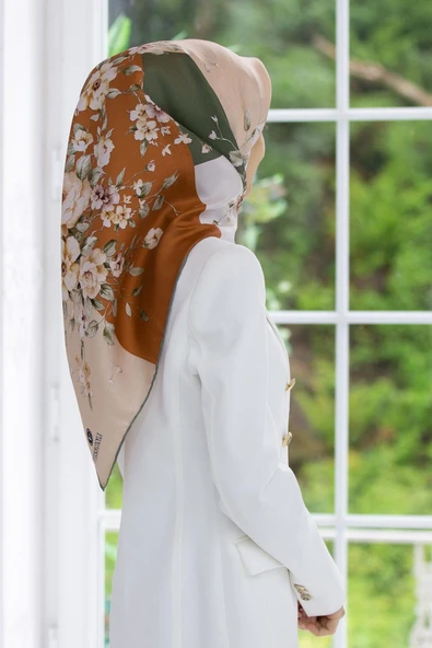 %100 Twill İpek Geometrik Ve Çiçek Desenli Haki - Kiremit Renkli 90x90 Eşarp Dikim Şekli : El Dikişi ürün görseli