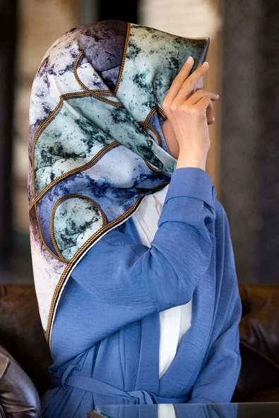 %100 Twill İpek Zincirli Mermer Desenli İndigo - Mint Yeşili Renkli 90x90 Eşarp Dikim Şekli : El Dikişi ürün görseli