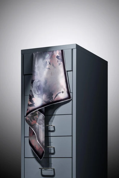 %100 Twill İpek Dumanlı Çiçek Desenli Gri Renkli 90x90 Eşarp Kenar Dikiş Şekli El Dikişli - Resim 4