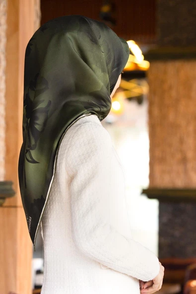 % 57 İPEK % 43 VİSKON Twill İpek Çiçek Desenli Haki Renkli 90x90 Dikim Şekli : El Dikişi Eşarp ürün görseli