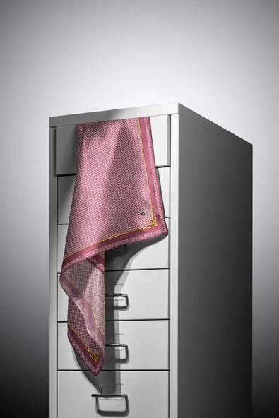 %100 Twill İpek Minik Motif Desenli Gül Kurusu - Krem Renkli 90x90 Eşarp Dikim Şekli : El Dikişi - Resim 4