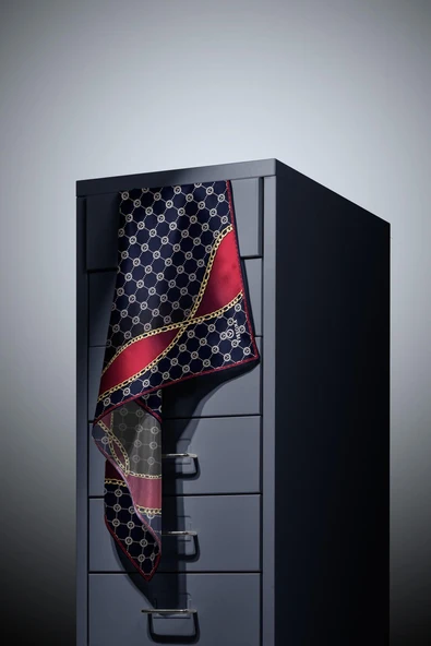 %100 Twill İpek Zincirli Ve Monogram Desenli Lacivert - Bordo Renkli 90x90 Eşarp Dikim Şekli : El Dikişi - Resim 6