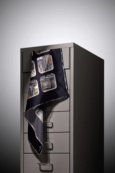 %100 Twill İpek Geometrik Kare Desenli Siyah - Gri Renkli 90x90 Eşarp Dikim Şekli : El Dikişi - Resim 5