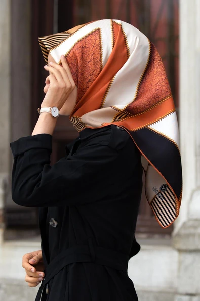 %100 Twill İpek Geometrik Desenli Taba - Siyah Renkli 90x90 Eşarp Dikim Şekli : El Dikişi ürün görseli