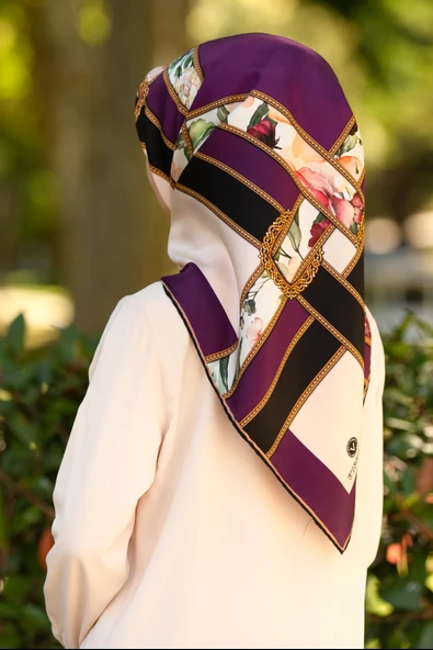 100% Twill İpek Şeritli Çiçek Desenli Krem - Mürdüm Renkli 90x90 Dikim Şekli : El Dikişi Eşarp ürün görseli 1