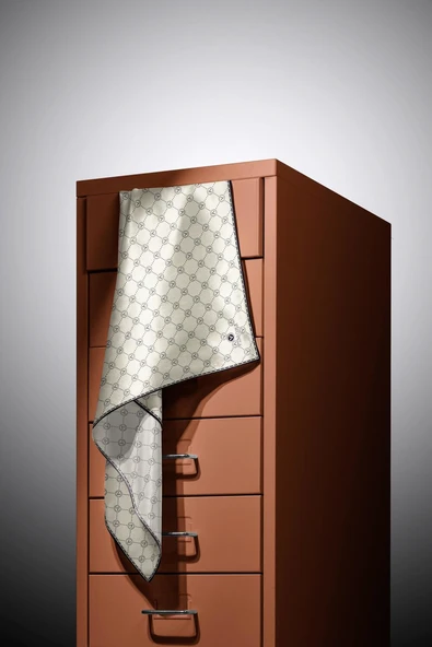 %100 Twill İpek Monogram Desenli Krem - Siyah Renkli 90x90 Eşarp Dikim Şekli : El Dikişi - Resim 4