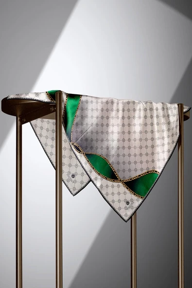 %100 Twill İpek Zincirli Ve Monogram Desenli Krem - Zümrüt Yeşili Renkli 90x90 Eşarp Dikim Şekli : El Dikişi - Resim 4