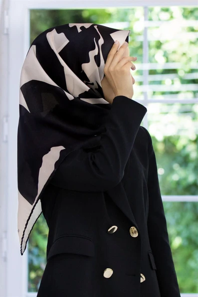 Kristal Boyalı Geometrik Desenli Siyah Renkli 90x90 Eşarp (İpek İçermez) Kenar Dikiş Şekli El Dikişli ürün görseli