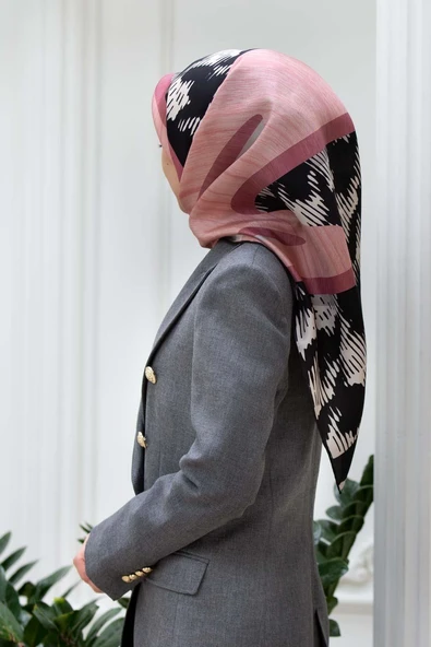 %100 Twill İpek Kazayağı Desenli Pudra - Siyah Renkli 90x90 Eşarp Kenar Dikiş Şekli El Dikişli ürün görseli