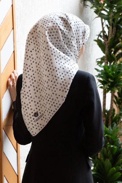%100 Twill İpek Çıtır Motif Desenli Krem - Siyah Renkli 90x90 Eşarp Dikim Şekli : El Dikişi ürün görseli
