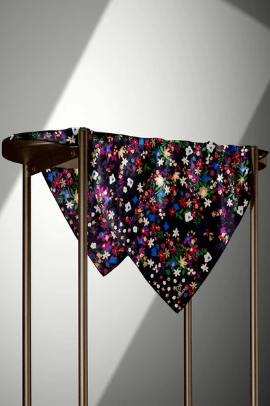 %100 Twill İpek Çıtır Çiçek Desenli Siyah - Fuşya Renkli 90x90 Eşarp Dikim Şekli : El Dikişi - Resim 4