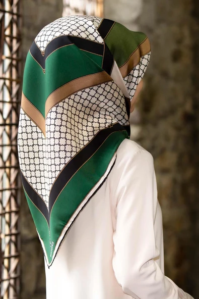 %100 Twill İpek Geometrik Desenli Zümrüt Yeşili - Siyah Renkli 90x90 Eşarp Dikim Şekli : El Dikişi ürün görseli